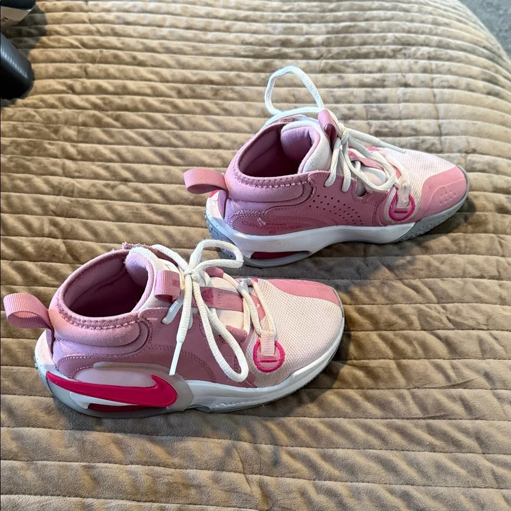 Kids Nike Air Zoom basketball shoes size 1Y - Picture 1 of 8